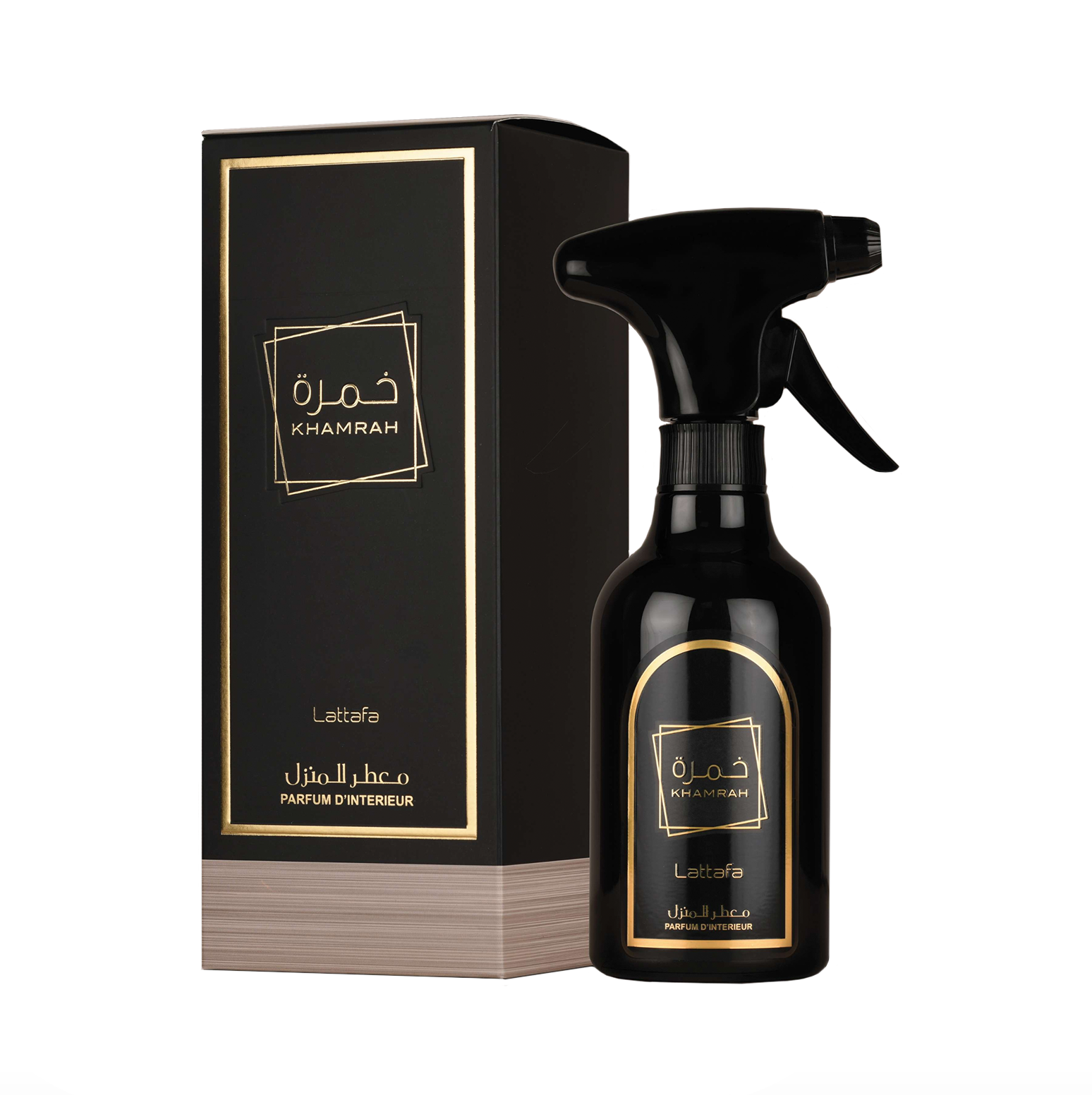 Professionaalne tootefoto Lattafa Khamrah 450ml toaspreipudel, mis on eksponeeritud elegantse pakendi kõrval, rõhutades selle luksusliku kodulõhna esmaklassilist ja rafineeritud esteetikat.