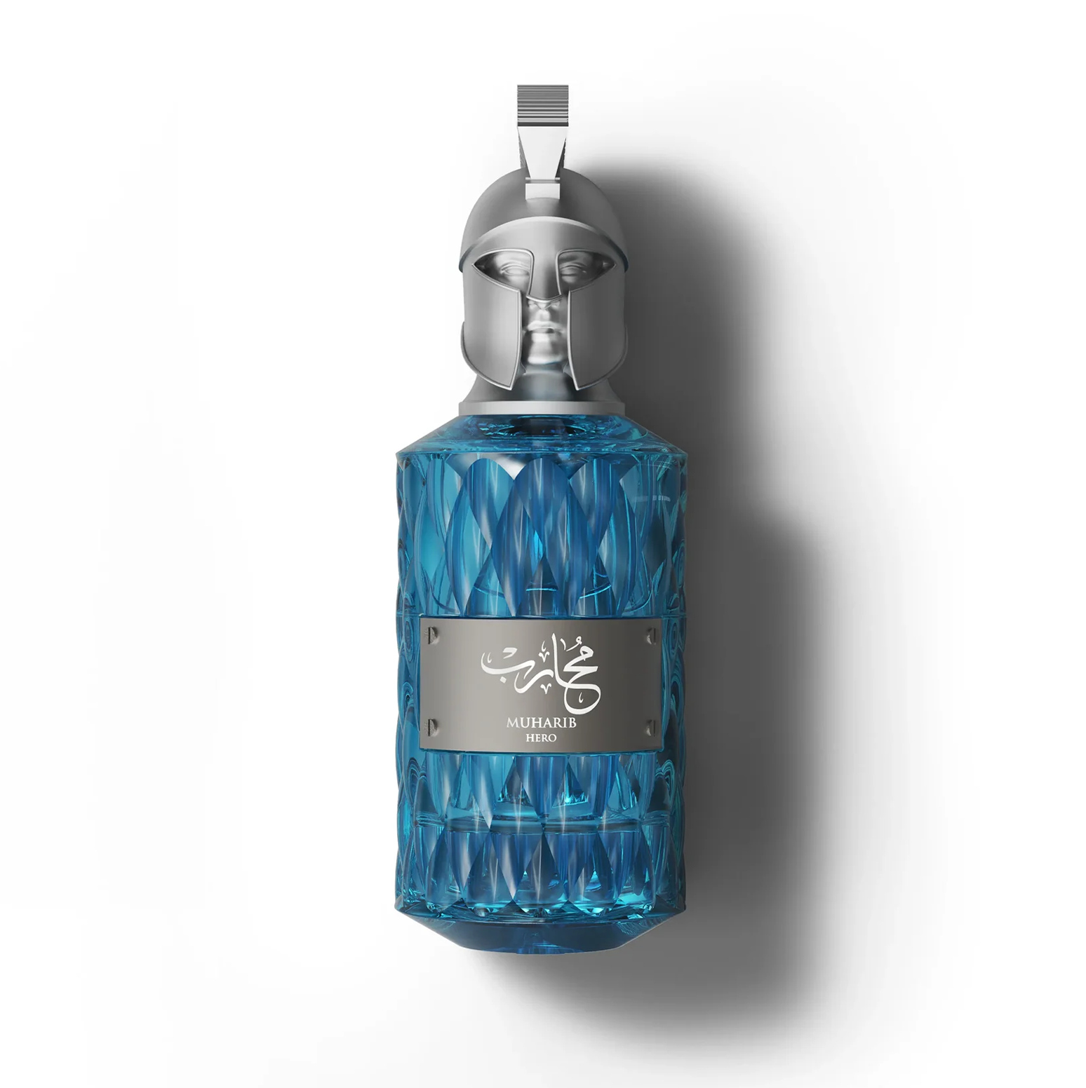 Le Falconé Muharib Hero 85ml meeste parfüümipudel hõbedase spartaliku kiivrikorgiga. Üksikasjalik stuudiovõte sinisest klaasist Le Falconé Muharib Hero 85ml pudelist, mis toob esile selle ainulaadse, skulpturaalse hõbedase Spartani kiivrikorki ja pudelite tekstuurse, kristallilise disaini.
