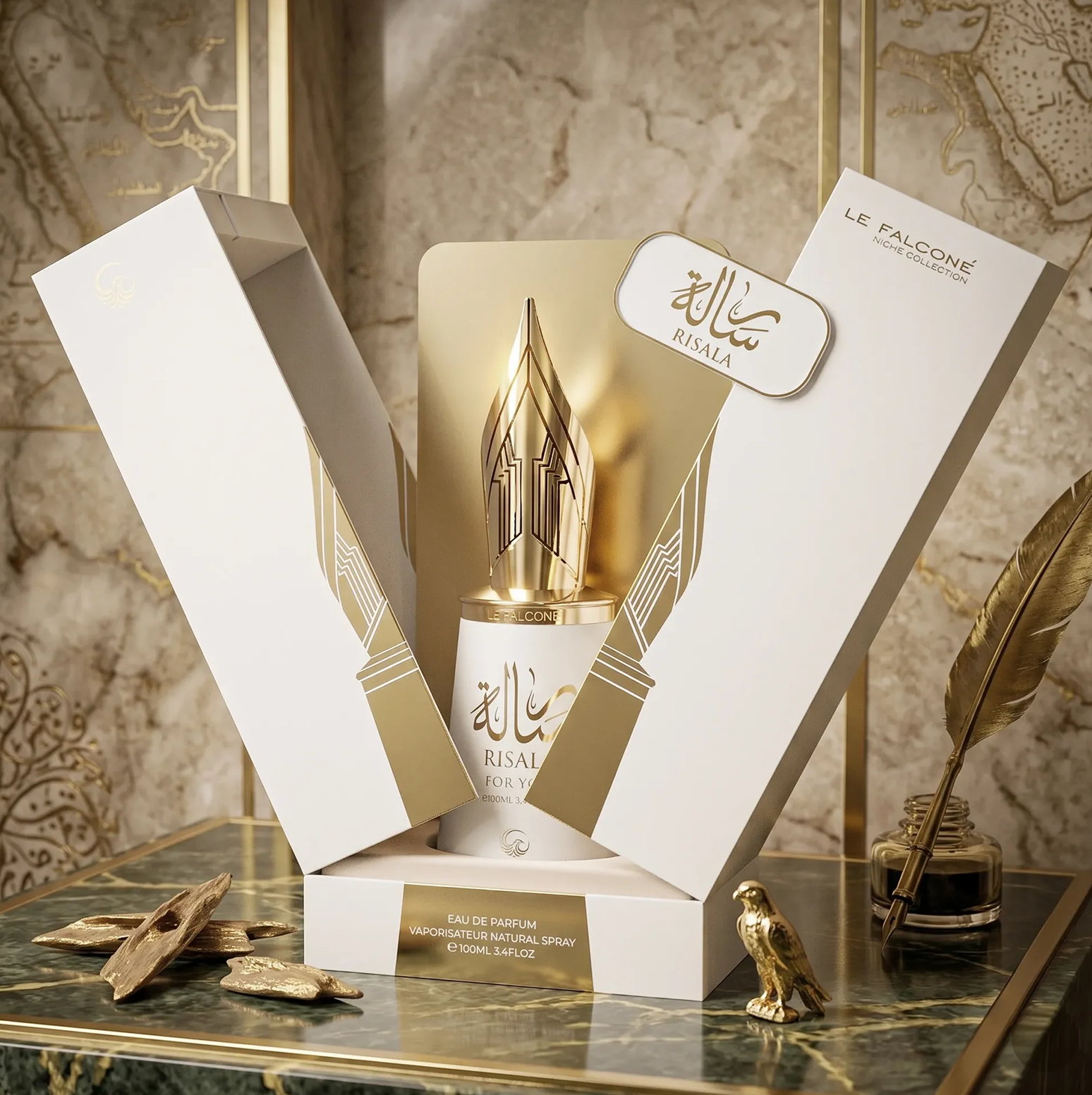 Risala For You Eau de Parfumi luksuslik tooteesitlus, mille 100 ml valge ja kuldne pudel on püstkirjakorgiga, mis on eksponeeritud elegantses kinkekarbis koos sulepeaga ja tindikambriga marmorpinnal.